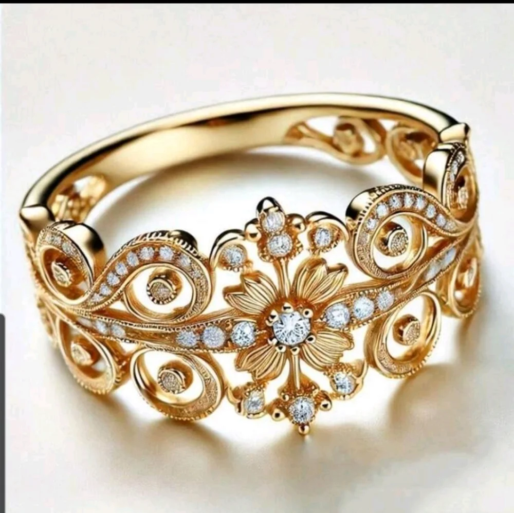 BRAND NEW ** Elegant Gold Floral Bracelet